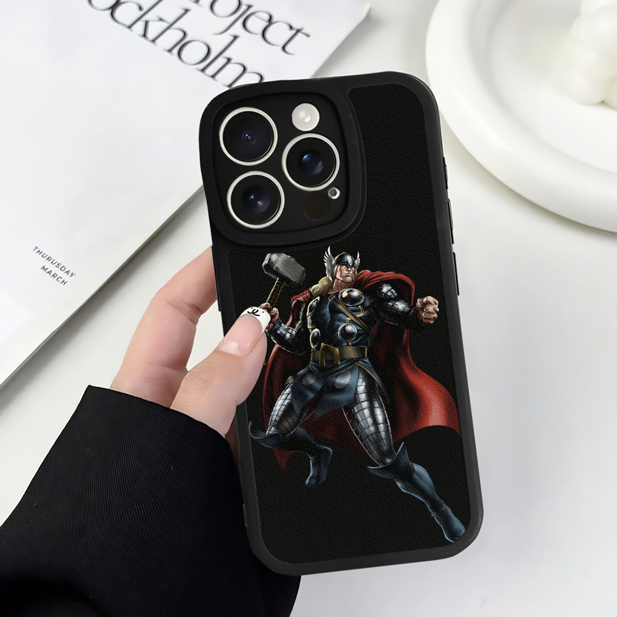 （画像用） アベンジャーズ The Avengers 【iPhone 16シリーズ対応】シリコンスマホケース（レザー調） 材質：シリコン